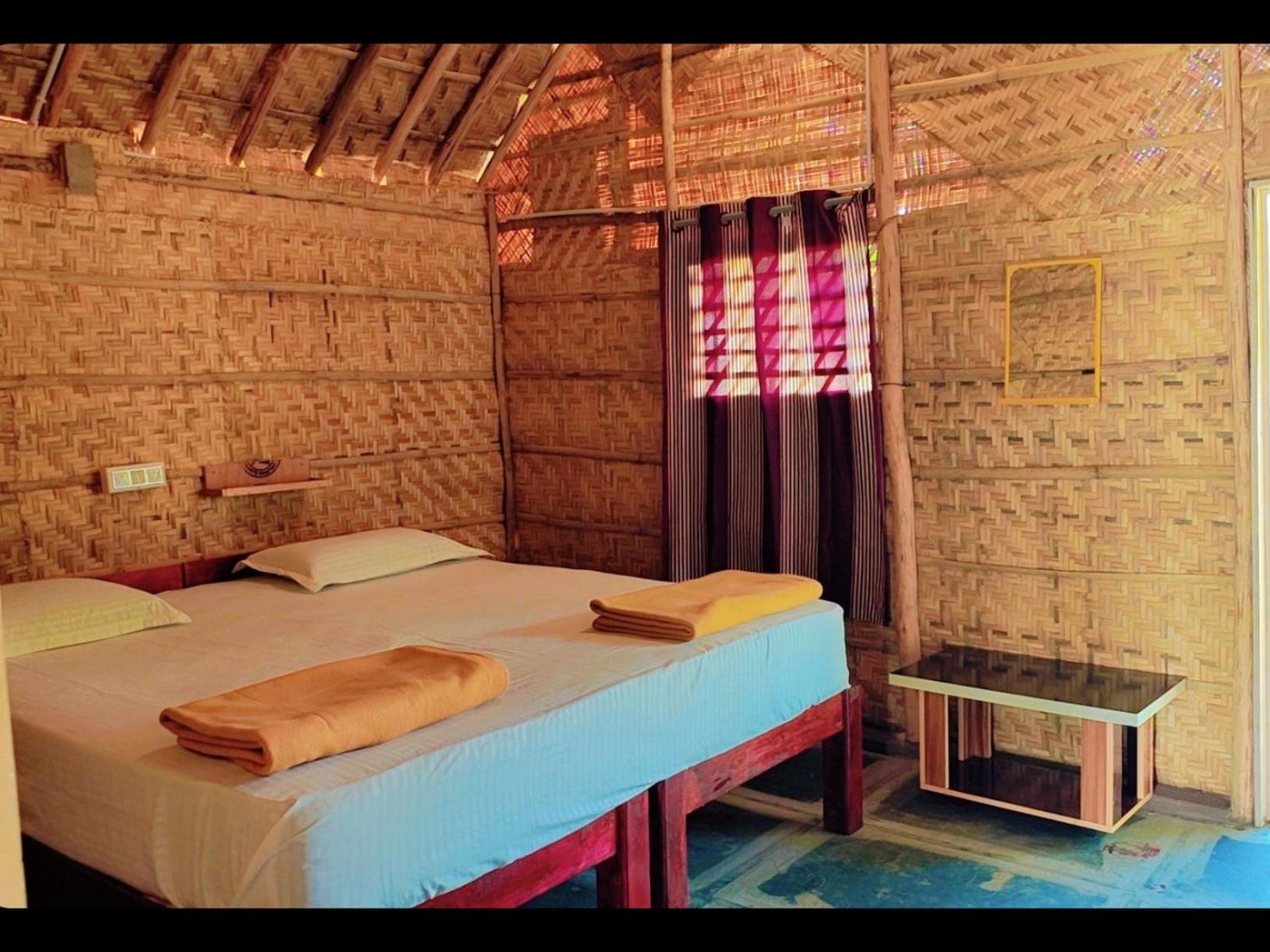 Om Shanti Om Home Stay & Cafe ハンピ エクステリア 写真