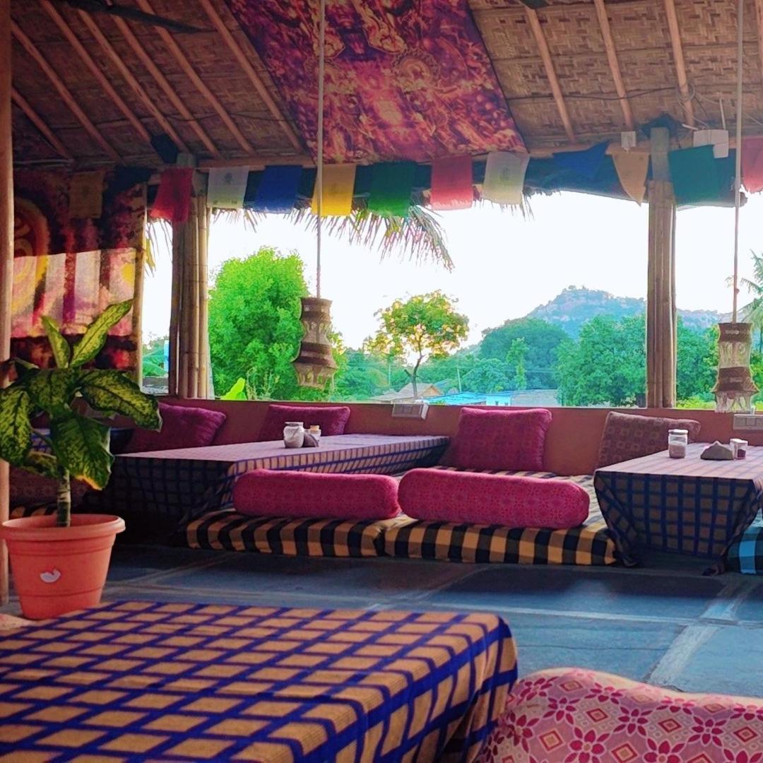Om Shanti Om Home Stay & Cafe ハンピ エクステリア 写真