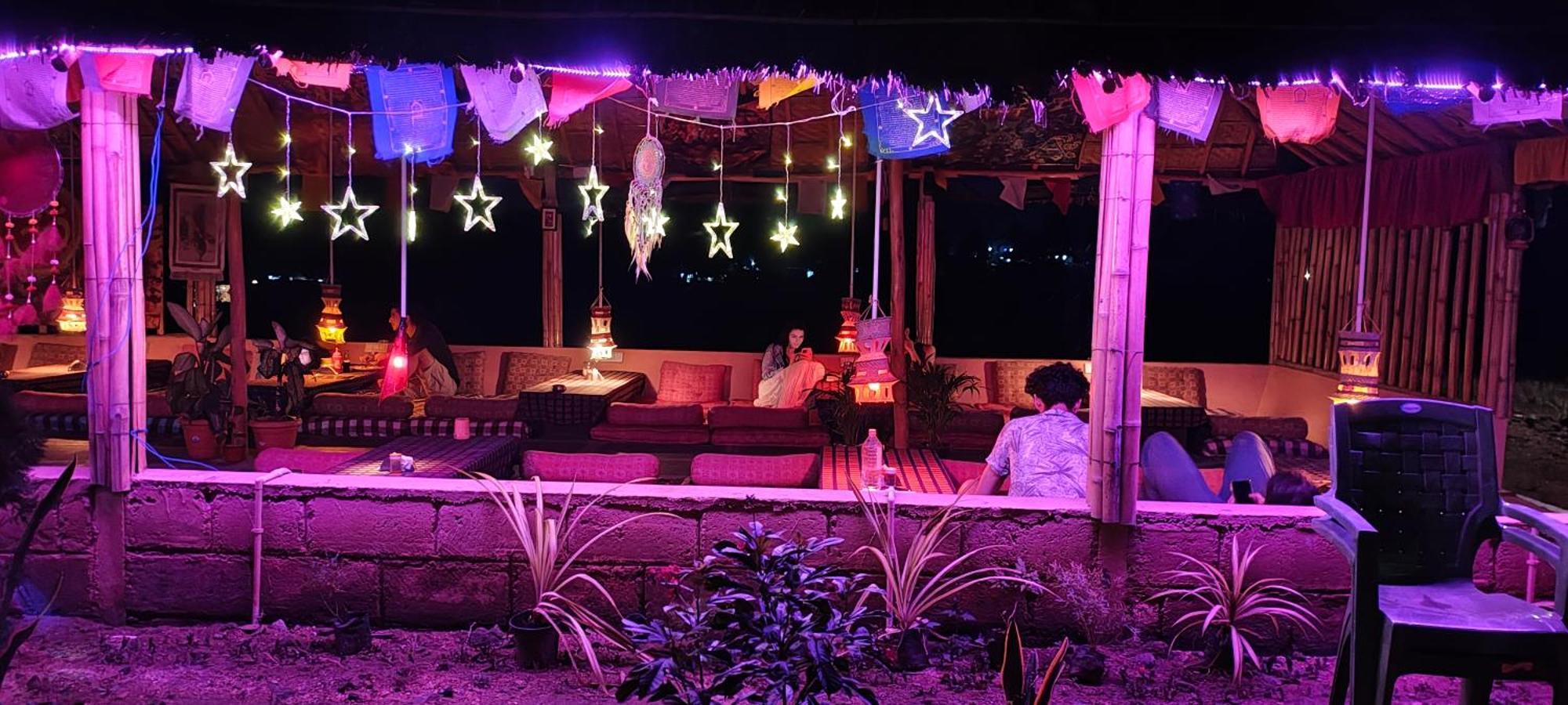 Om Shanti Om Home Stay & Cafe ハンピ エクステリア 写真