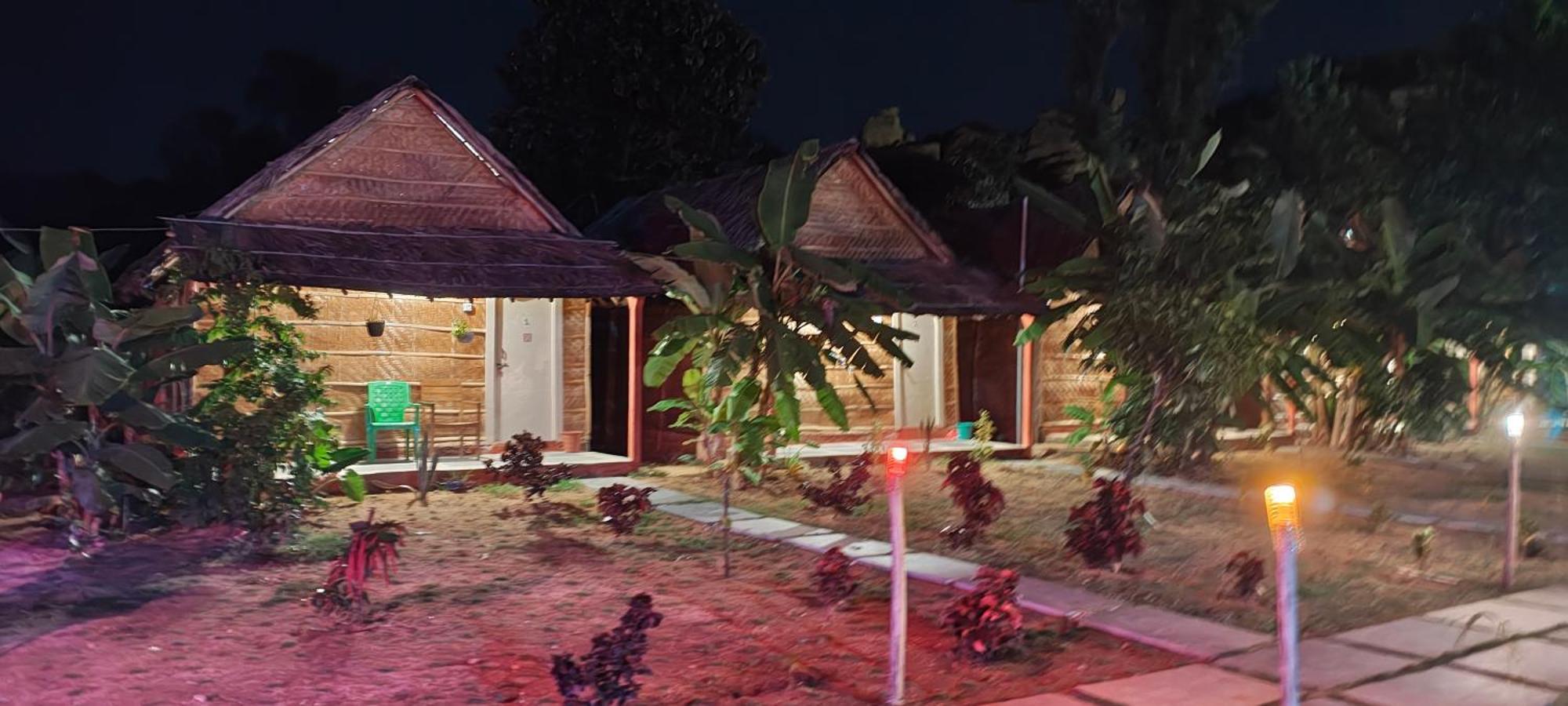 Om Shanti Om Home Stay & Cafe ハンピ エクステリア 写真